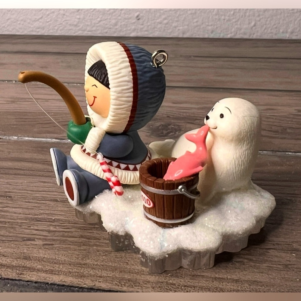 Hallmark NEW 2010 “Frosty Friends” Christmas Ornament 31st in the series - Picture 4 of 11
